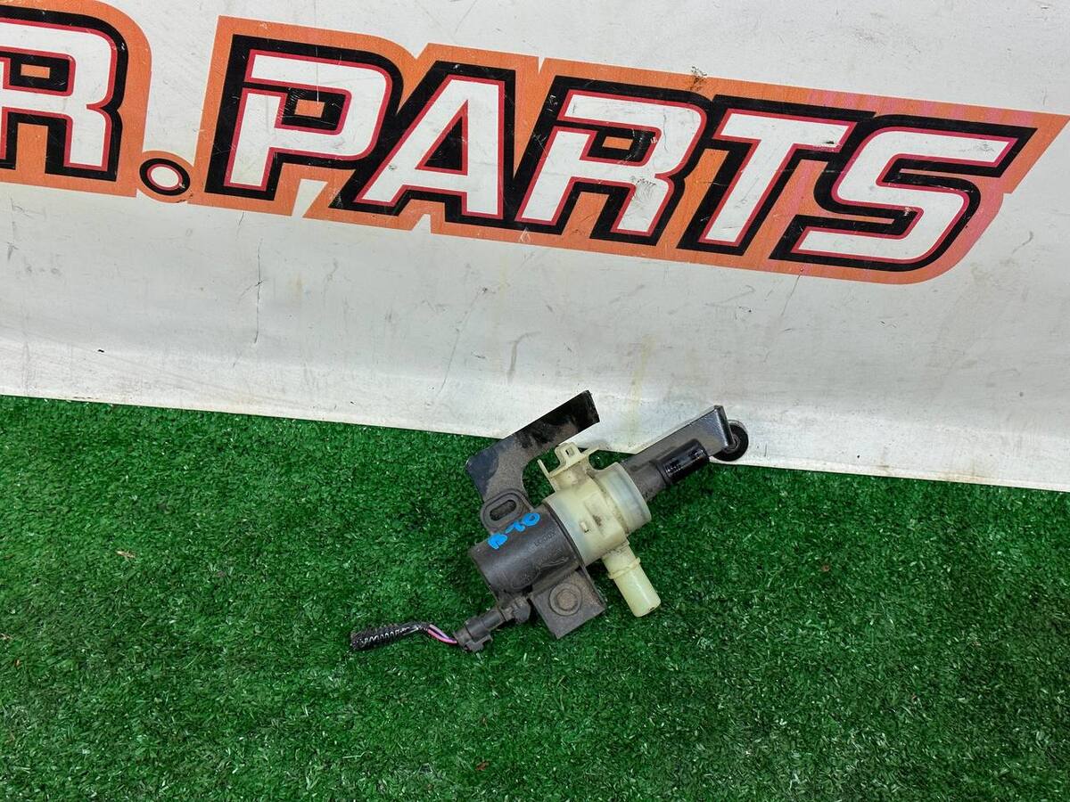 LR135214 Fuel system check valve Range Rover Velar L560 (2018-) used